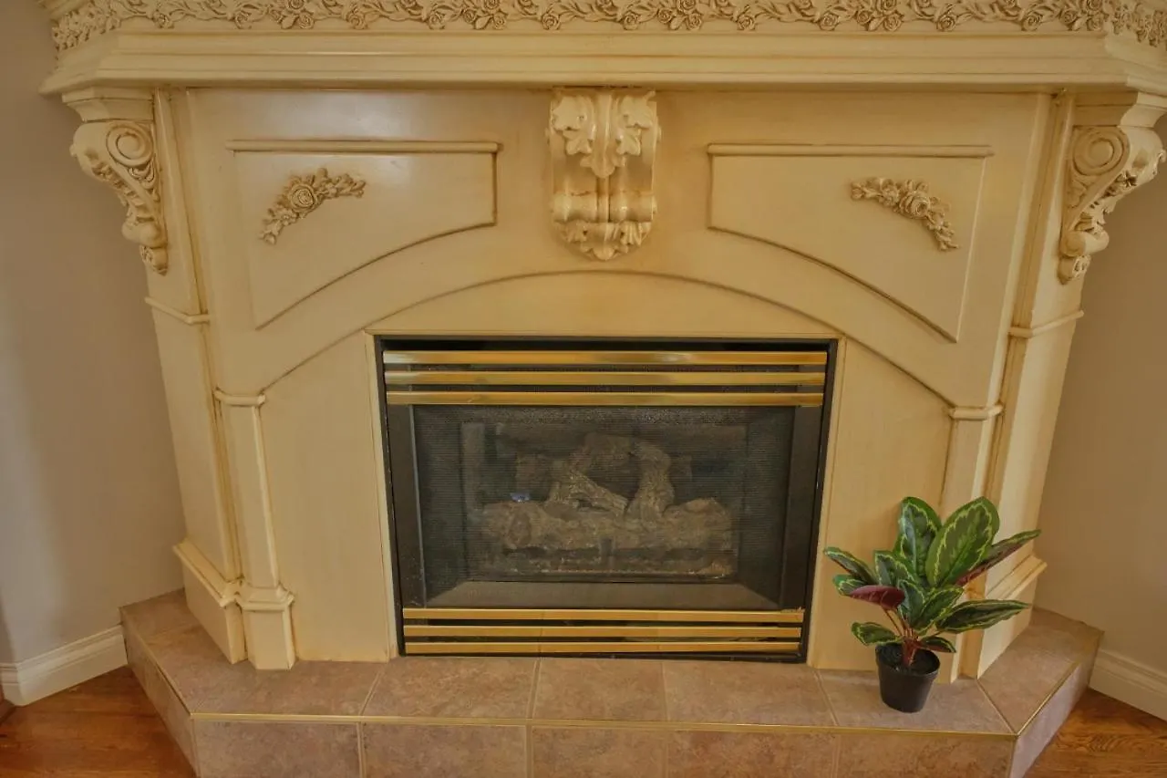 The Venetian Sleeps 8 Cozy Classic Taste Of Italy Calgary 0*,  Canada