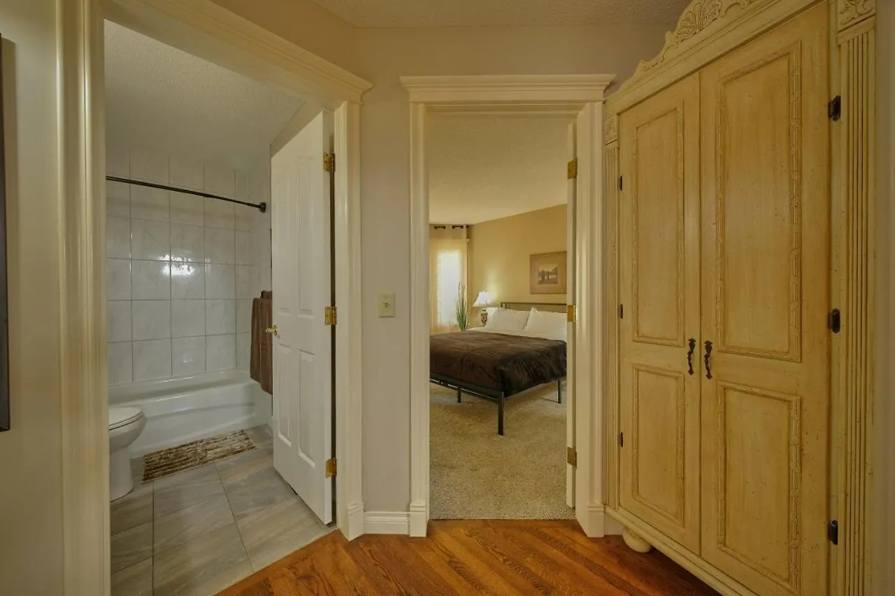 The Venetian Sleeps 8 Cozy Classic Taste Of Italy Calgary Canada