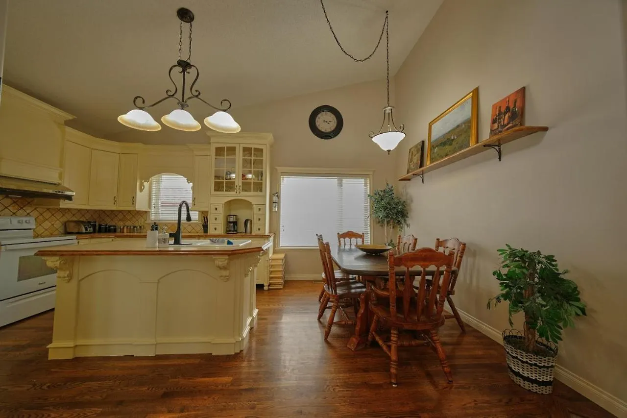 The Venetian Sleeps 8 Cozy Classic Taste Of Italy Calgary