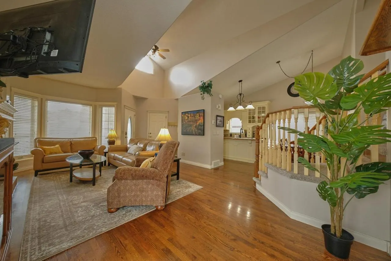 Apartment The Venetian Sleeps 8 Cozy Classic Taste Of Italy Calgary