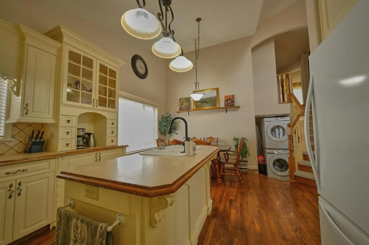 Apartment The Venetian Sleeps 8 Cozy Classic Taste Of Italy Calgary Canada